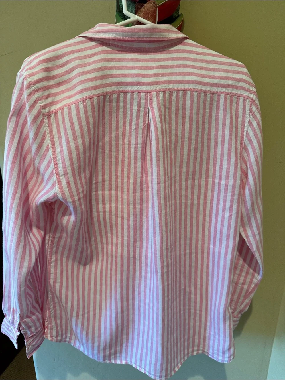 Tommy Bahama Woman’s Large 100% Linen Pink and White Striped Button-Up Shirt - Picture 2 of 11